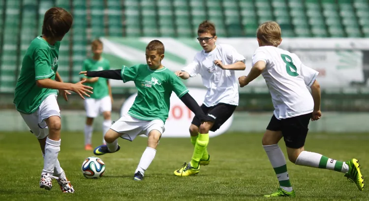Podczas finałowego turnieju po boiskach biegało ok. 100 młodych piłkarzy.