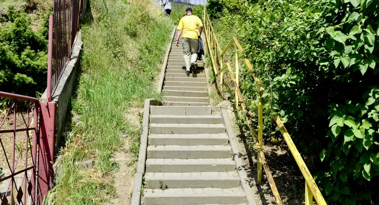 Strome, wąskie, tylko dla wytrawnych i młodych pieszych - tak oceniają schody mieszkańcy ul. Żeliwnej. Urzędnicy odpowiadają, że są wystarczające... 