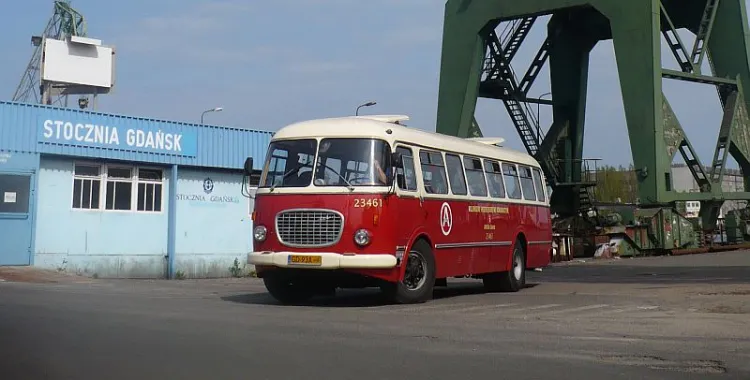 Zabytkowy "ogórek" jeździł już z turystami po Stoczni Gdańskiej w ramach Subiektywnej Linii Autobusowej, a tym razem będzie woził pasażerów na trasie z centrum Gdańska do historycznej latarni morskiej w Nowym Porcie.