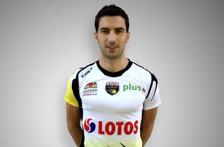 Po roku przerwy, gdy w sezonie 2013/2014 skład Lotosu Trefla był wyłącznie polski, gdański klub ponownie zdecydował się na zagraniczny transfer.