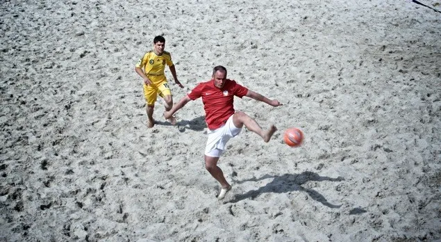 Piłka nożna plażowa jest bardzo efektowna. Może sama gra nie jest zbyt dynamiczna, ale strzały i podania w wielu przypadkach robią duże wrażenie.