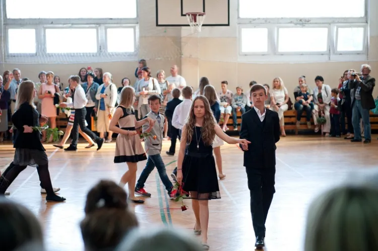 Polonez, którego na zakończenie klas 6. tańczą uczniowie Szkoły Podstawowej nr 42 w Gdańsku to kilkunastoletnia tradycja tej szkoły. 