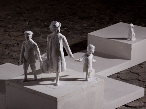 Rzeźby będą zwrócone w kierunku dworca PKP w Gdyni, co ma symbolizować konieczność opuszczenia miasta.