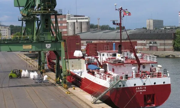 Bałtycki Terminal Drobnicowy Gdynia świadczy usługi przeładunku różnorodnej drobnicy, towarów masowych, a także ładunków ponadgabarytowych i kontenerów. 