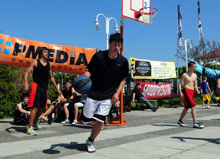Turnieje koszykówki ulicznej to tylko jedna z wielu atrakcji, jakie czekają w Trójmieście na tych, którzy chcą aktywnie rozpocząć wakacje.
