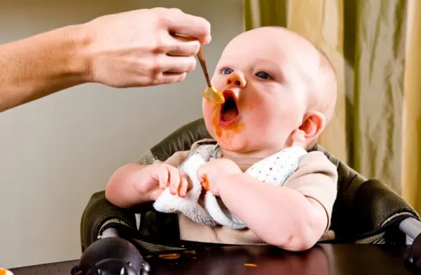 Alergię pokarmową najłatwiej zauważyć u małych dzieci, kiedy rodzice wzbogacają ich jadłospis o kolejne posiłki.