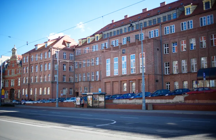 Zespół Kształcenia Podstawowego i Gimnazjalnego nr 30 to niewielka placówka, działająca na terenie Szpitala Copernicus w Gdańsku. Uczy się w niej nieco ponad 110 uczniów.
