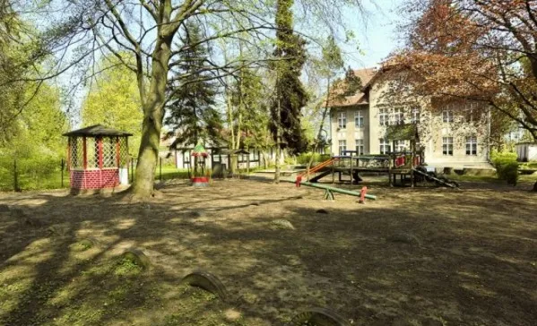 Po tym, jak miasto w 2012 r. sprzedało działkę przynależącą do Przedszkola 39, dzieci z tej placówki mają do dyspozycji tylko jeden plac zabaw - od strony Parku Oliwskiego.