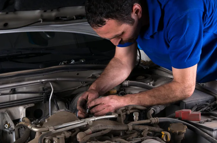 Podstawowy przegląd auta możesz wykonać samodzielnie, w poważniejszych sprawach musisz skorzystać z pomocy mechanika.