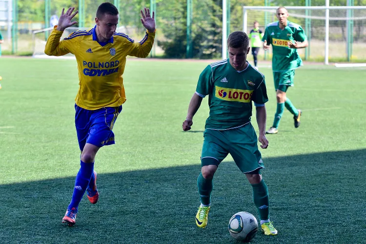 Aleksander Jagiełło grał w zeszłym sezonie przeciwko Arce II w barwach rezerw Lechii. W nowym sezonie zamieni biało-zieloną koszulkę na żółto-niebieską.