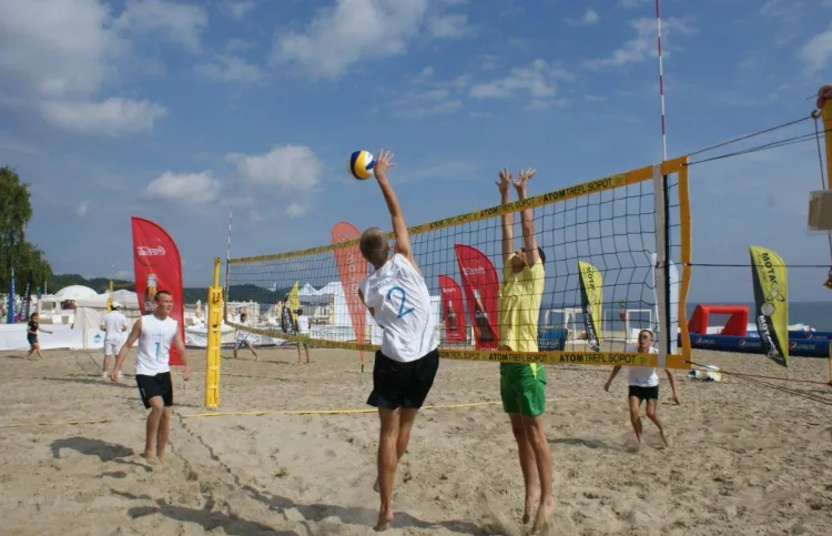 Z plażowych boisk do siatkówki i piłki nożnej można korzystać w Sopocie przez całe lato. 