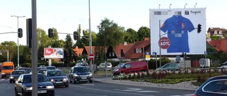 Ogromna reklama stanęła w środę na al. Grunwaldzkiej 612, przy rondzie na wjeździe do Gdańska od strony Sopotu.