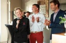Basia Ritz podczas oficjalnej części otwarcia restauracji w towarzystwie Mateusza Kusznierewicza i Zbigniewa Gutka Gutkowskiego.