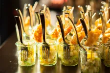 Wśród różnorodnych przekąsek znaleźliśmy sałatkę z mini penne z suszonymi pomidorami, oliwkami, kaparami, parmezanem i chipsami z boczku.
