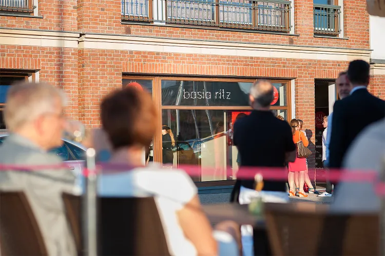 Restauracja Basi Ritz mieści się przy Szafarni 6 w Gdańsku, w sąsiedztwie mariny, naprzeciwko Żurawia.