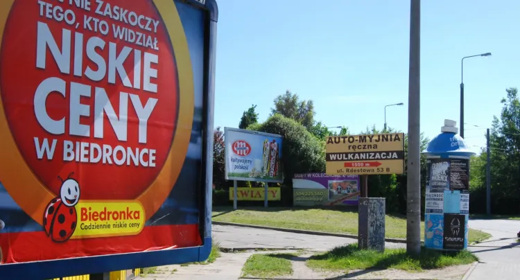 Na Dąbrowie w ostatnim czasie zaroiło się od reklam. Radni dzielnicy chcą uporządkować zasady ich umieszczania.