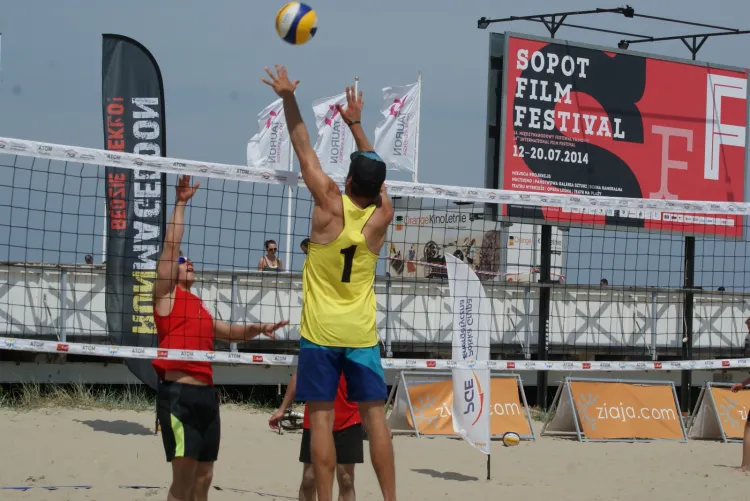 Na plaży w Sopocie ogólnodostępne turnieje dla siatkarzy odbywają się w piątki i soboty. 