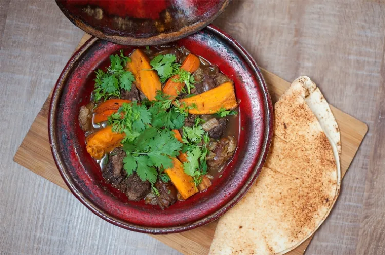 Tajine z jagnięciną i warzywami - tradycyjne danie marokańskie.