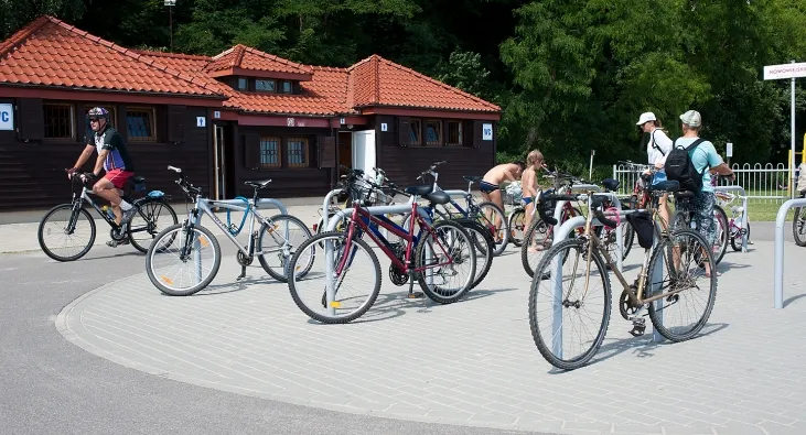 W Gdyni coraz więcej rowerzystów przekonuje się do zostawiania rowerów przy stojakach. 