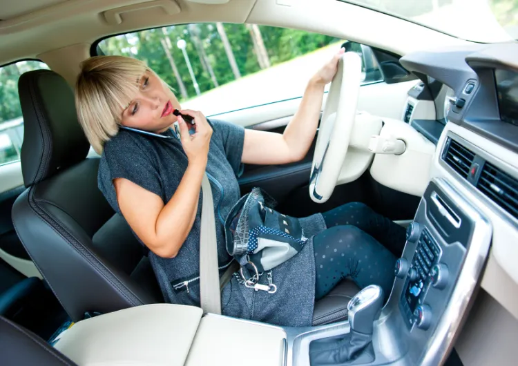 Nakładanie makijażu, rozmowa przez telefon komórkowy - jakie jeszcze błędy popełniają kobiety za kierownicą?