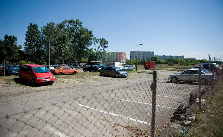 Formalnie teren pod tym parkingiem należy do miasta. Władze Gdańska wypowiedziały umowę dzierżawy. Obiekt teraz zniknie.