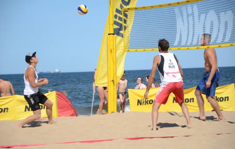 Na trójmiejskich plażach w okresie letnim co weekend odbywają się turnieje z siatkówki i piłki nożnej.