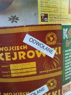 Wojciech Cejrowski ma w Polsce wielu fanów, ale też zdecydowanych przeciwników- wlepki na plakatach reklamujących spotkania z tym podróżnikiem są tego najlepszym dowodem
