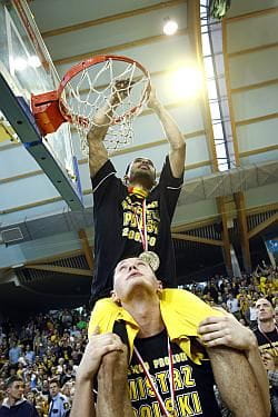 Asseco Prokom Gdynia i Trefl Sopot dzielą się tytułami zdobytymi przez wszystkie lata koszykówki w Sopocie. Czy ustalono także dokąd trafi siatka obcięta z kosza po zdobyciu ostatniego tytułu?