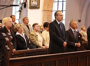 Msza św. zainaugurowała obchody. Na pierwszym planie rektor AWFiS Tadeusz Huciński oraz prorektor Kazimierz Kochanowicz.