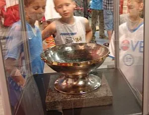 Puchar dla mistrzów Europy - waga 19 kg, średnica 30 cm, podstawa z marmuru, inkrustowana kamieniami szlachetnymi