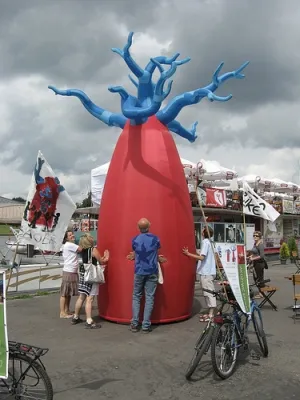 Żeby ożywić baobab, trzeba zebrać pięć osób. W Gdańsku instalacja stanie w sobotę przy Zielonym Moście.