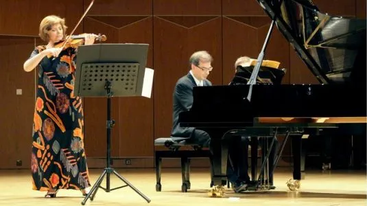 Gwen Hoebig (skrzypce) i David Moroz (fortepian), wykonali Sonatę d-moll op. 75 Camille Saint-Saënsa. Artyści w pełni panowali nad formą i mieli sprecyzowany pomysł na muzykę.
