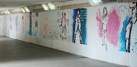 Ściany przejścia podziemnego pod skrzyżowaniem ulic Okopowa i Podwale Przedmiejskie zdobią rozmaite murale inspirowane dramaturgią Williama Szekspira.