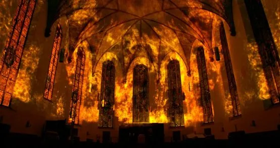 Tak "płonął" kościół św. Katarzyny we Frankfurcie. Czy projekt "City on fire" będzie się prezentował równie okazale w gdańskim kościele św. Trójcy?