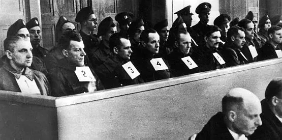 Załoga obozu koncentracyjnego w Neuengamme, w tym Max Pauly, na ławie oskarżonych przed sądem w Wielkiej Brytanii. Akt oskarżenia nie obejmował zbrodni popełnionych przez niego w Gdańsku.