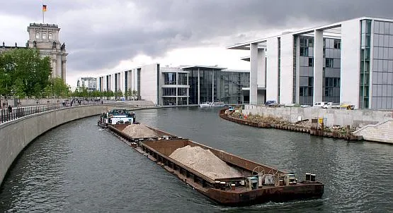 Barki to codzienność na rzekach Niemiec i innych krajów europejskich. Nz. jedna z nich płynie rzeką Szprewą przez Berlin. Po lewej stronie budynek Bundestagu.