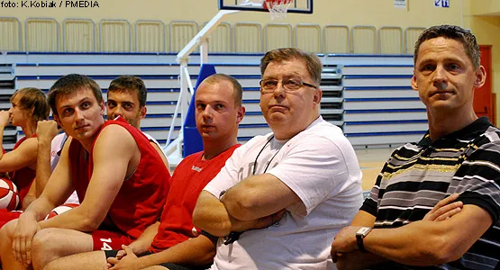 Od prawej trenerzy Karlis Muiznieks i Adam Prabucki oraz koszykarze Trefla. 