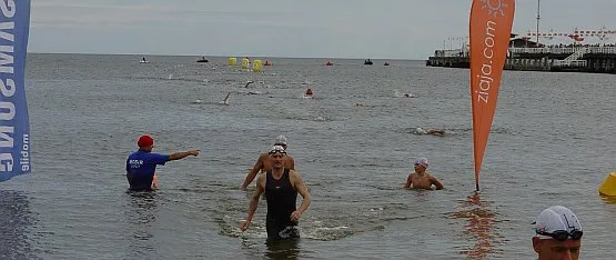 145 zawodniczek i zawodników to od 15 sierpnia rekord frekwencji w wyścigach pływackich dookoła mola w Sopocie. 
