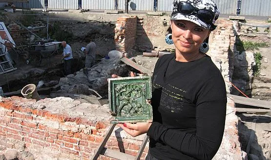 Archeolog Joanna Jarzęcka z oryginalnym kaflem znalezionym podczas wykopalisk.