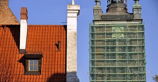 Po kilku miesiącach prac, rusztowania już niebawem całkowicie znikną z wieży kościoła św. Katarzyny w Gdańsku. 
