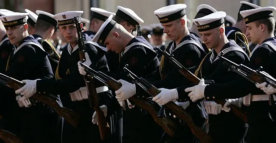 Akademia Marynarki Wojennej walczy o studentów. Tymczasem wielu kandydatów wciąż sądzi, że prowadzone są tam wyłącznie wojskowe studia.