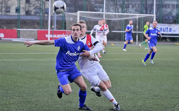 Krzysztof Rusinek w poprzednim sezonie grał w Bałtyku na boku pomocy. Teraz będzie konkurował o miejsce w ataku z Rolandem Kazubowskim i Radosławem Krysińskim. W pierwszym sparingu cała trójka ustrzeliła po golu.