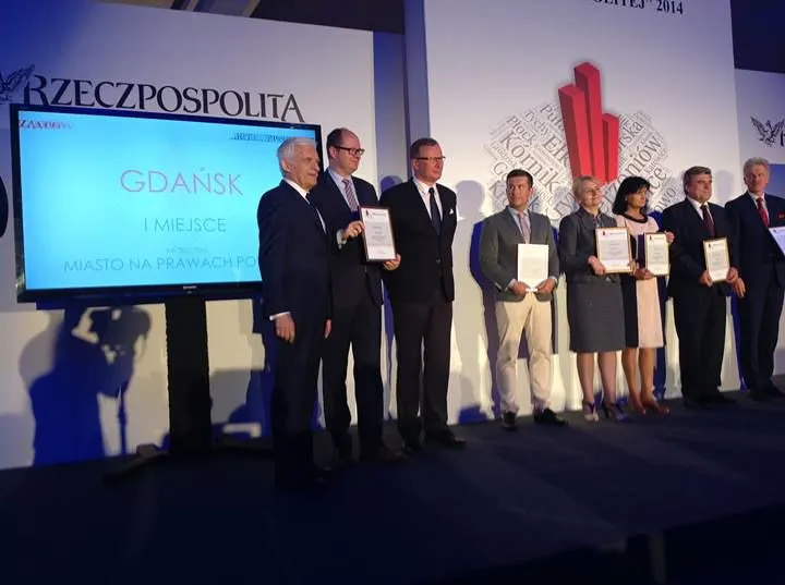 Na gali rankingu samorządów w Warszawie pierwszą nagrodę za 2014 rok odebrał prezydent Gdańska Paweł Adamowicz, a trzecią - wiceprezydent Sopotu Bartosz Piotrusiewicz (czwarty od lewej).