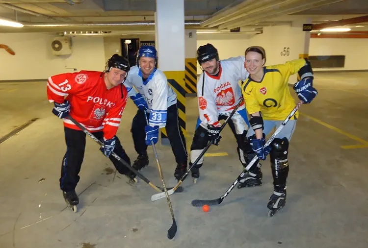Letnia wersja hokeja to rolki zamiast łyżew i... parkingi podziemne zamiast lodowisk. Amatorom tego sportu jest w Trójmieście jednak coraz ciężej o znalezienie miejsc do gry.