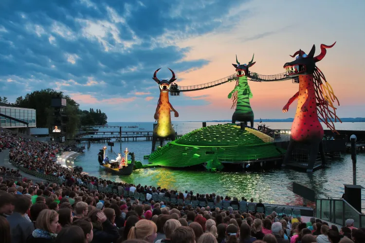 Publiczność piątej "Opery na Targu Węglowym" ujrzy rejestrację spektaklu, który wyprodukowano na potrzeby Festiwalu w Bergencji w 2013 roku. To baśniowa inscenizacja "Czarodziejskiego fletu" Mozarta, zrealizowana na Jeziorze Bodeńskim.