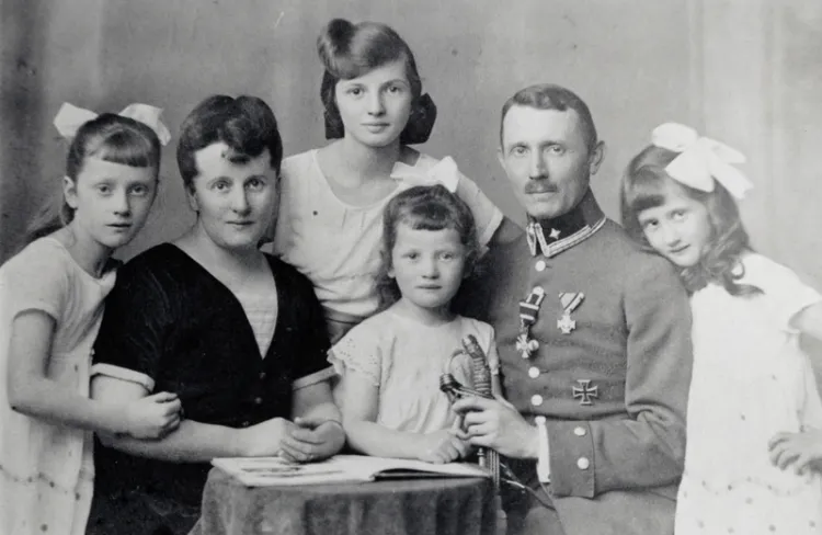 Siegfried Wagner w mundurze majora gdańskiej policji. Lata 20. XX wieku. Pierwsza z lewej jedna z jego córek, Felicitas.