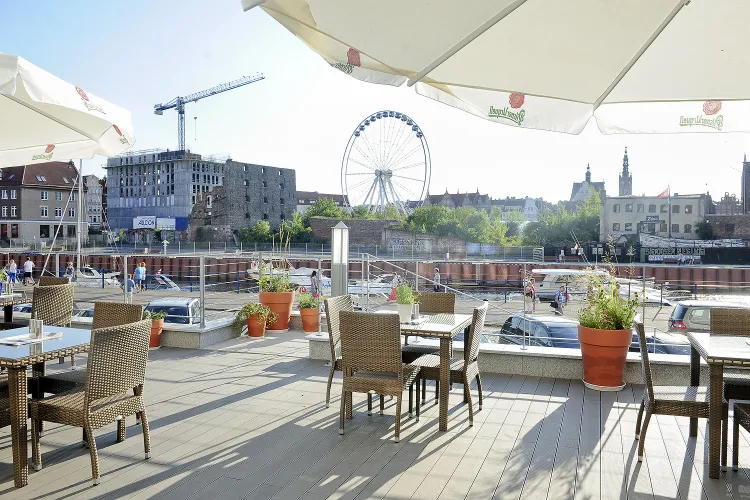 Z obu restauracyjnych tarasów rozpościera się widok na Gdańsk z ciekawej perspektywy. 