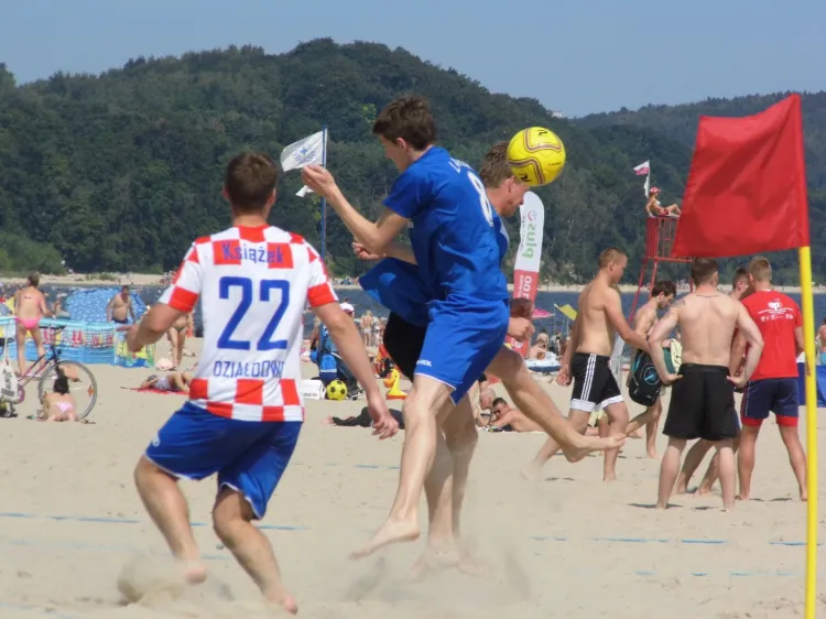 Turnieje piłki nożnej plażowej odbywają się w Sopocie co niedzielę. 