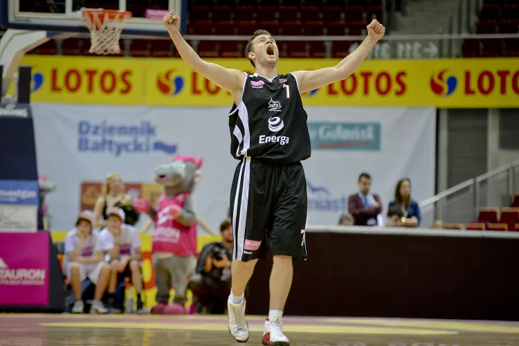 W zeszłym sezonie Marcin Dutkiewicz tylko raz zagrał w Ergo Arenie. W pierwszym meczu Pucharu Polski zdobył 14 pkt, a Czarni wygrali 77:69.