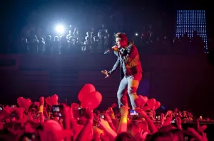Nick na wybiegu sceny pośród publiczności.